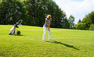 Frau beim Golfen